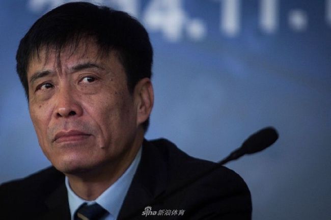 罗马诺指出，莱比锡有意在冬窗引进那不勒斯中场埃尔马斯，那不勒斯同意以2500万欧价格出售球员。